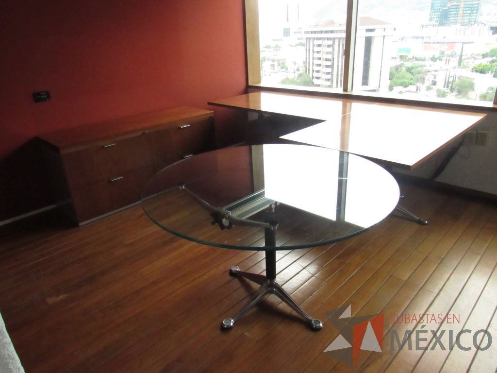 Lote 291 - Escritorio en escuadra con base metálica, cubierta color madera con terminación circular de vidrio y credenza de 3 cajones - Imagen 2