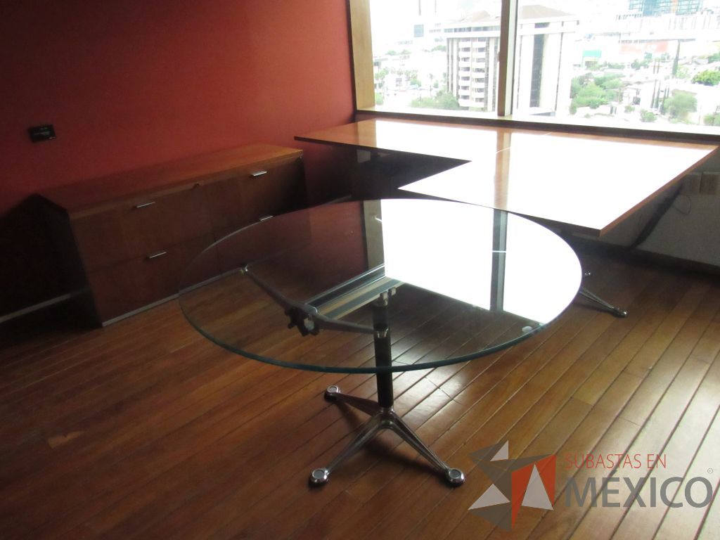 Lote 291 - Escritorio en escuadra con base metálica, cubierta color madera con terminación circular de vidrio y credenza de 3 cajones - Imagen 3