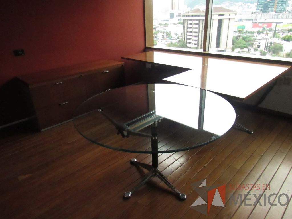 Lote 291 - Escritorio en escuadra con base metálica, cubierta color madera con terminación circular de vidrio y credenza de 3 cajones - Imagen 4