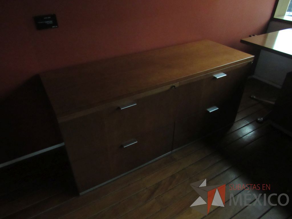 Lote 291 - Escritorio en escuadra con base metálica, cubierta color madera con terminación circular de vidrio y credenza de 3 cajones - Imagen 5
