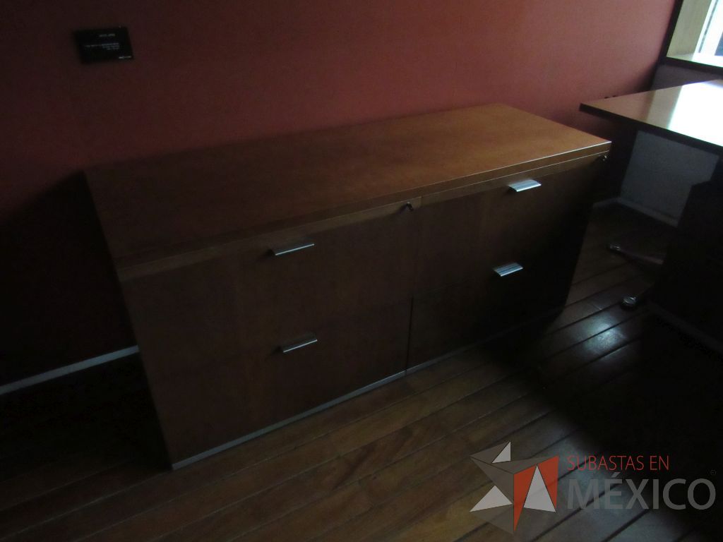 Lote 291 - Escritorio en escuadra con base metálica, cubierta color madera con terminación circular de vidrio y credenza de 3 cajones - Imagen 6