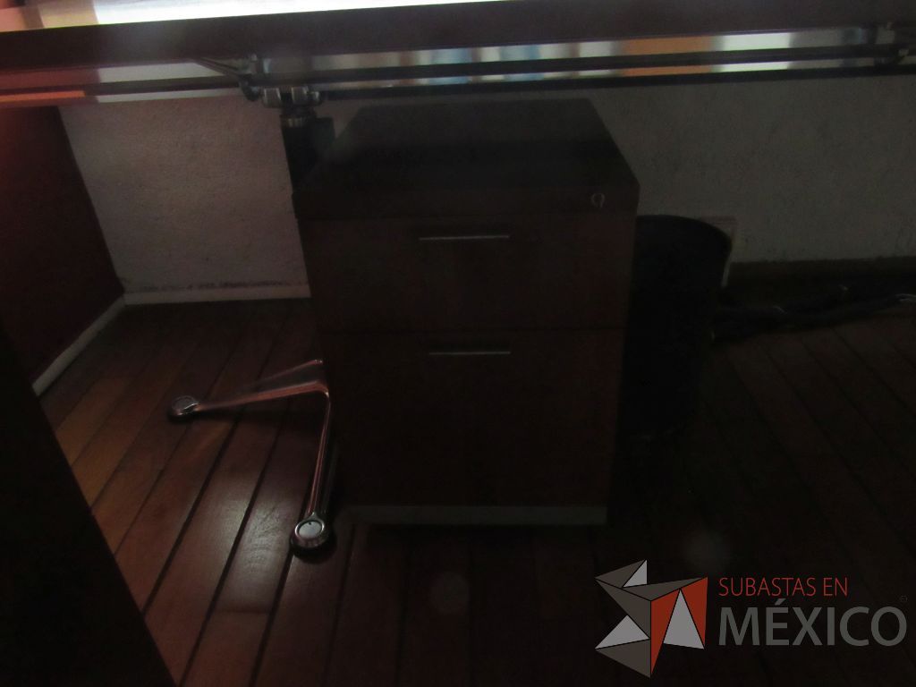 Lote 291 - Escritorio en escuadra con base metálica, cubierta color madera con terminación circular de vidrio y credenza de 3 cajones - Imagen 7