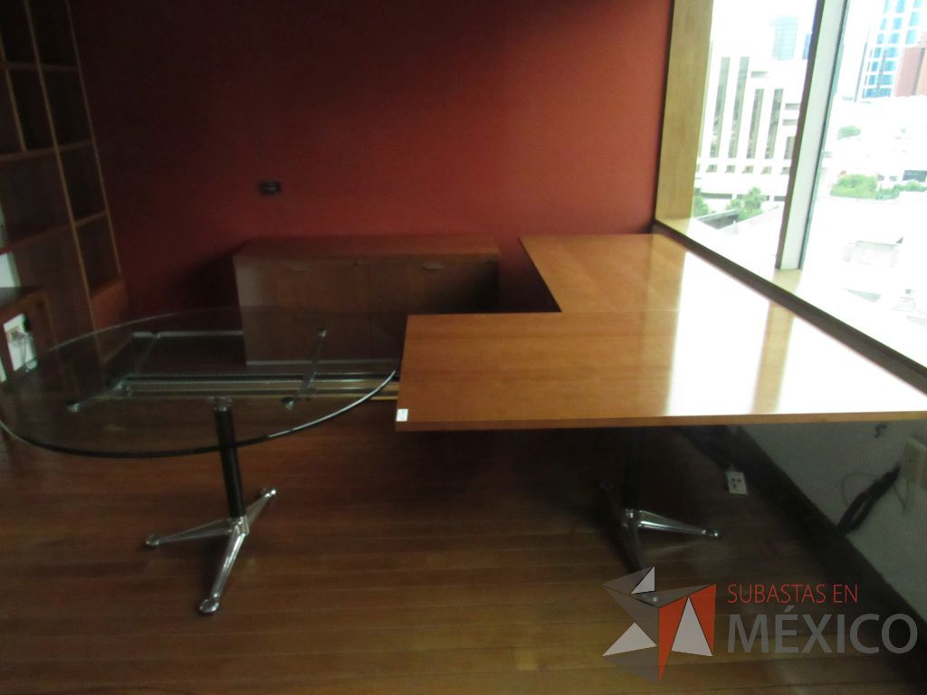 Lote 291 - Escritorio en escuadra con base metálica, cubierta color madera con terminación circular de vidrio y credenza de 3 cajones - Imagen 8