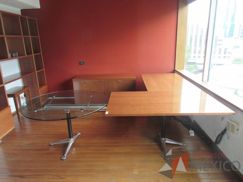 Lote 291 - Escritorio en escuadra con base metálica, cubierta color madera con terminación circular de vidrio y credenza de 3 cajones