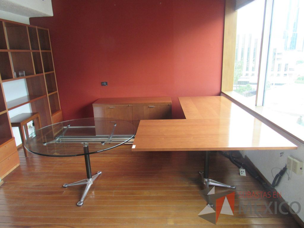 Lote 291 - Escritorio en escuadra con base metálica, cubierta color madera con terminación circular de vidrio y credenza de 3 cajones - Imagen 9