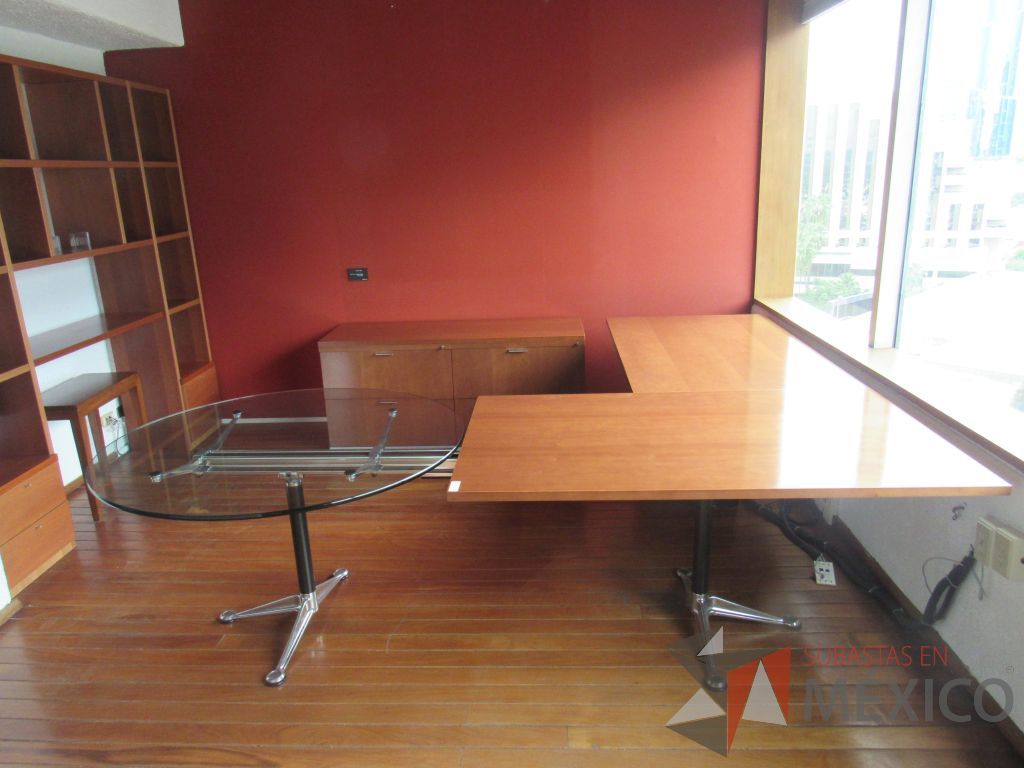 Lote 291 - Escritorio en escuadra con base metálica, cubierta color madera con terminación circular de vidrio y credenza de 3 cajones - Imagen 10