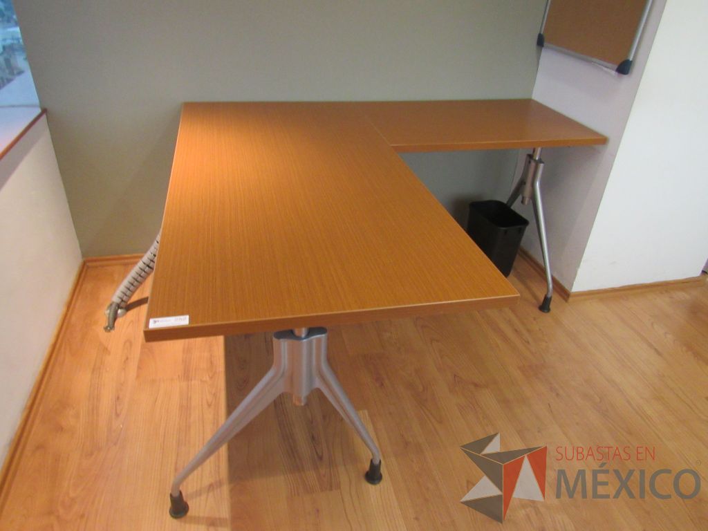 Lote 294 - Escritorio en escuadra con base metálica y cubierta color café - Imagen 2