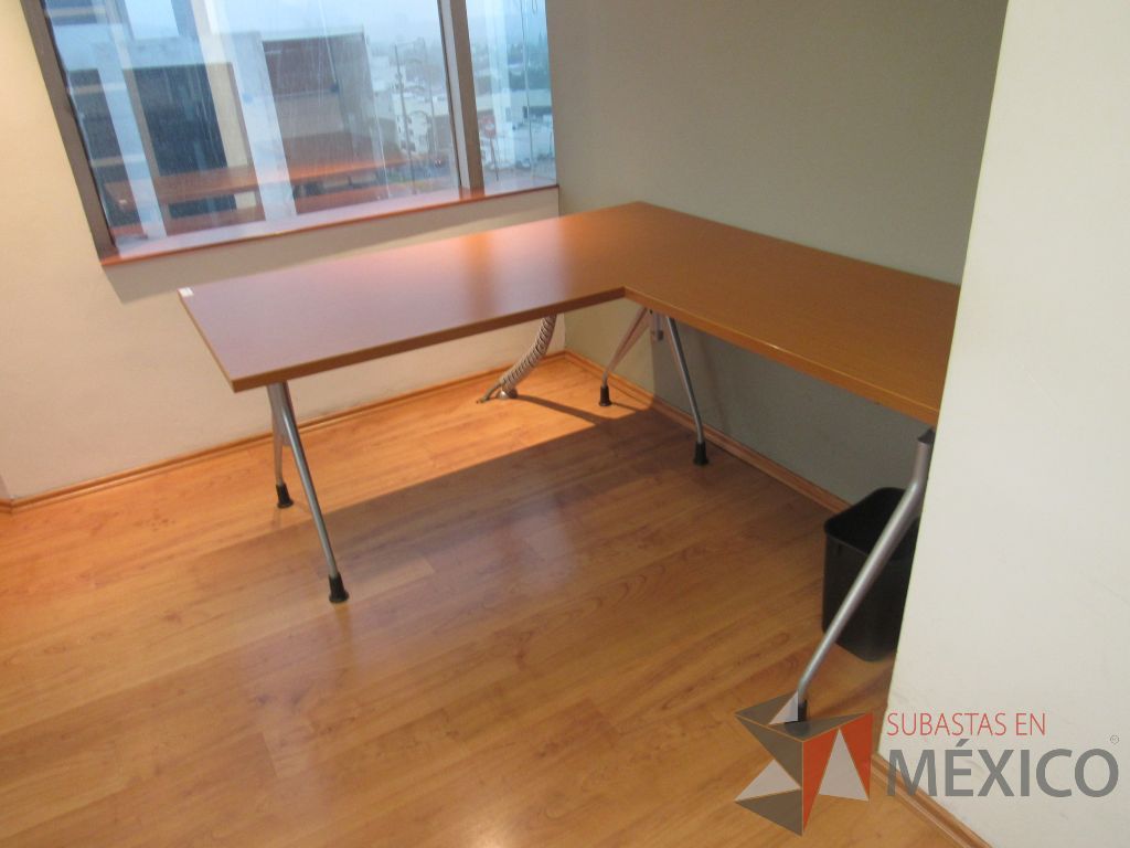 Lote 294 - Escritorio en escuadra con base metálica y cubierta color café