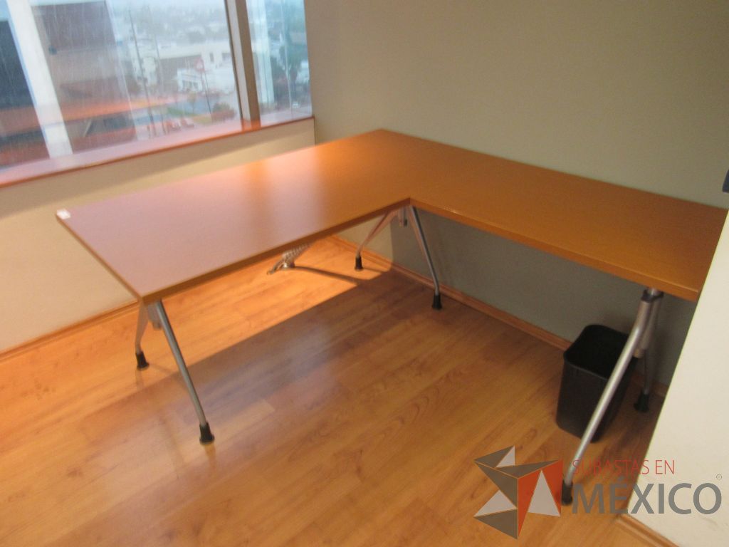 Lote 294 - Escritorio en escuadra con base metálica y cubierta color café - Imagen 5