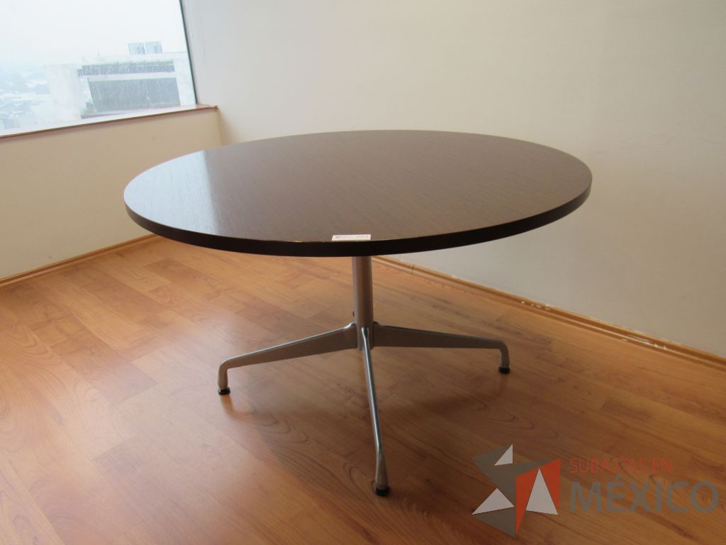 Lote 295 - Mesa de trabajo circular con base metálica y cubierta color café