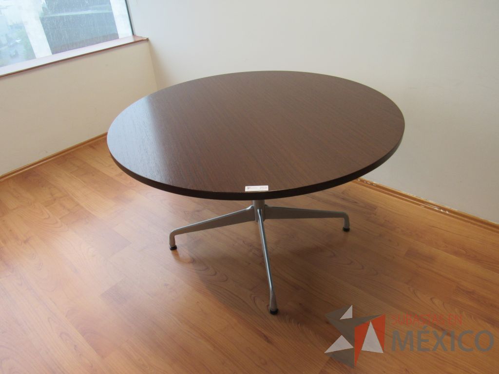 Lote 295 - Mesa de trabajo circular con base metálica y cubierta color café - Imagen 2