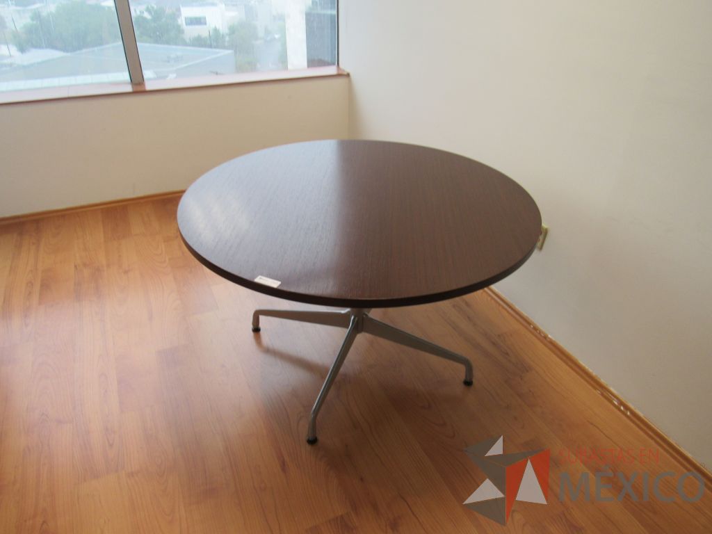 Lote 295 - Mesa de trabajo circular con base metálica y cubierta color café - Imagen 5