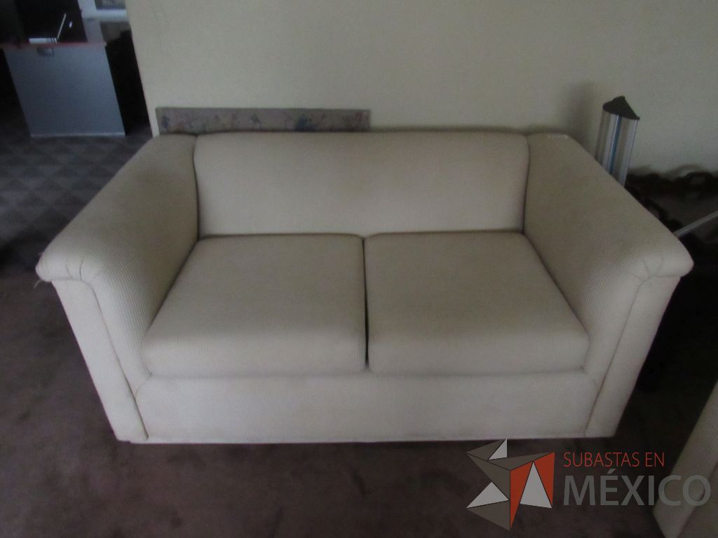 Lote 170 - Sillón de 1 plaza en tela color beige