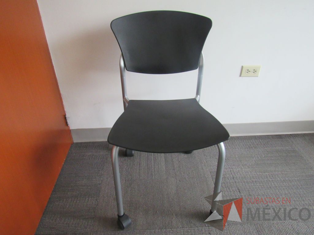 Lote 063 - Silla de visita con ruedas, asiento y respaldo liso color negro