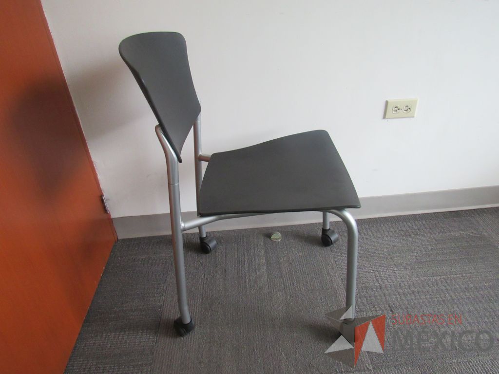 Lote 064 - Silla de visita con ruedas, asiento y respaldo liso color negro - Imagen 2