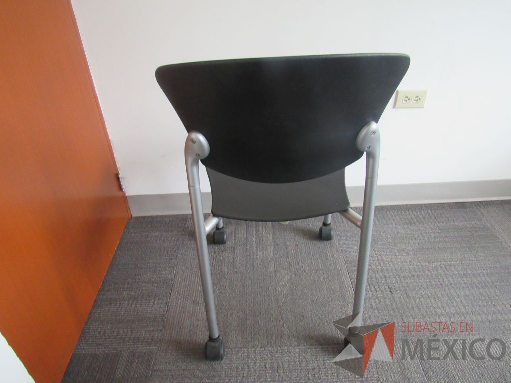 Lote 063 - Silla de visita con ruedas, asiento y respaldo liso color negro - Imagen 3