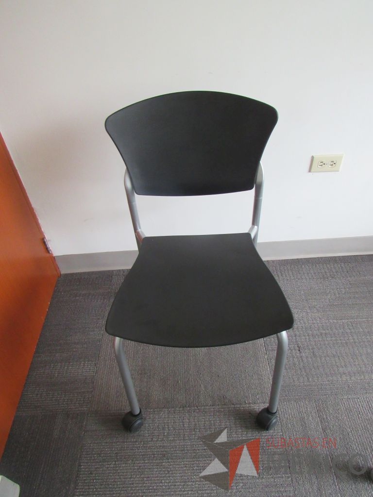 Lote 063 - Silla de visita con ruedas, asiento y respaldo liso color negro - Imagen 4