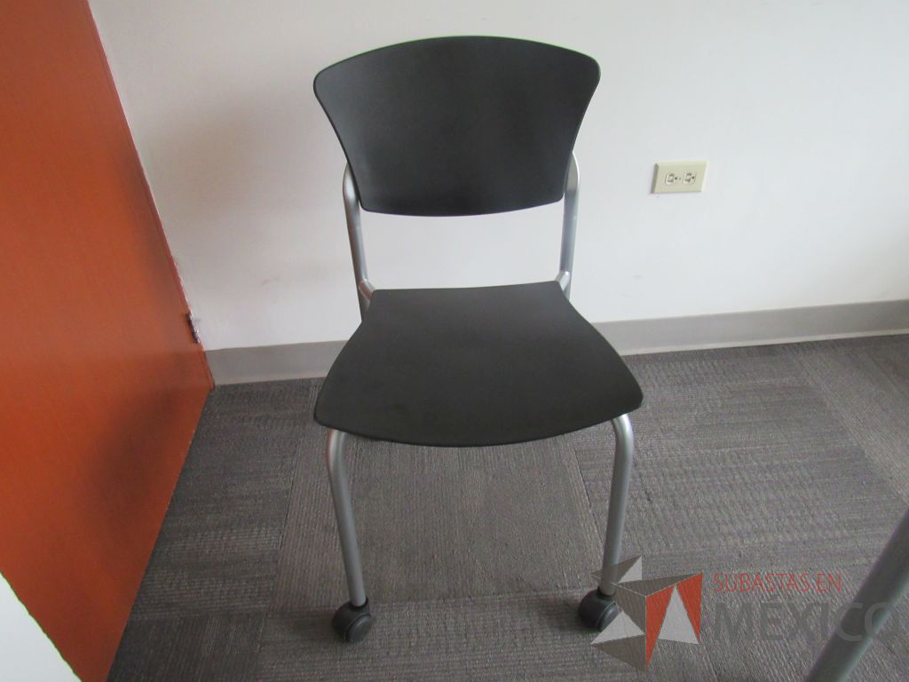Lote 063 - Silla de visita con ruedas, asiento y respaldo liso color negro - Imagen 5