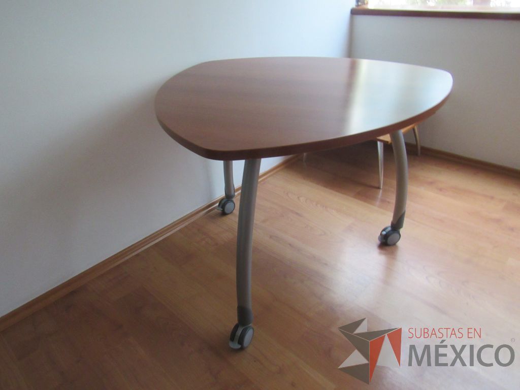 Lote 361 - Mesa de trabajo para 3 personas con 3 patas metálicas con ruedas y cubierta color café