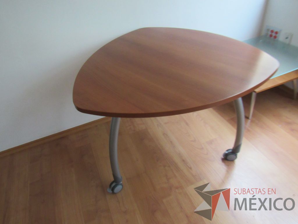 Lote 361 - Mesa de trabajo para 3 personas con 3 patas metálicas con ruedas y cubierta color café - Imagen 4