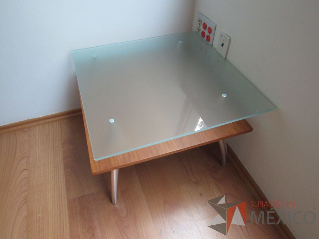 Lote 361b - Mesa de apoyo con 4 patas metálicas y cubierta de vidrio