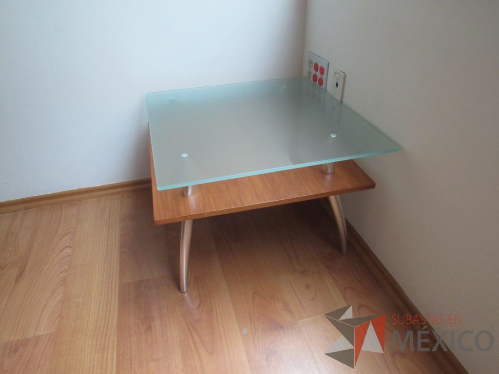 Lote 361b - Mesa de apoyo con 4 patas metálicas y cubierta de vidrio - Imagen 2