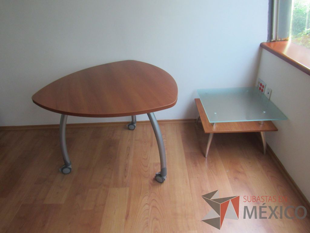 Lote 361b - Mesa de apoyo con 4 patas metálicas y cubierta de vidrio - Imagen 3