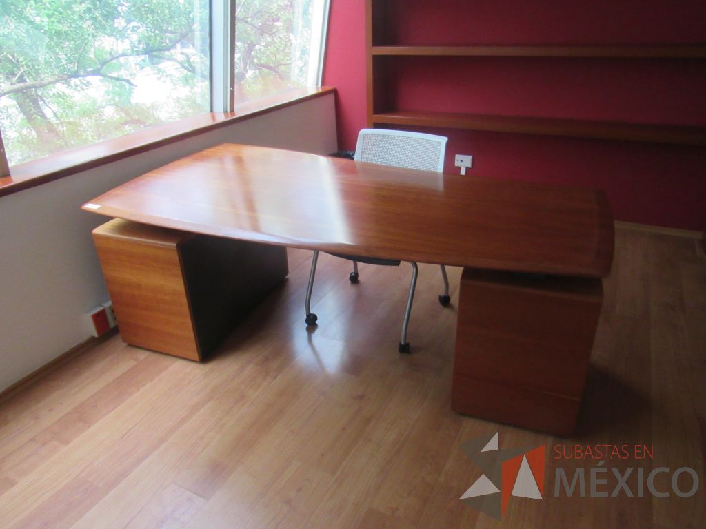 Lote 361a - Escritorio con archivero de pedestal de 3 cajones y archivero de pedestal de 2 cajones y cubierta color madera
