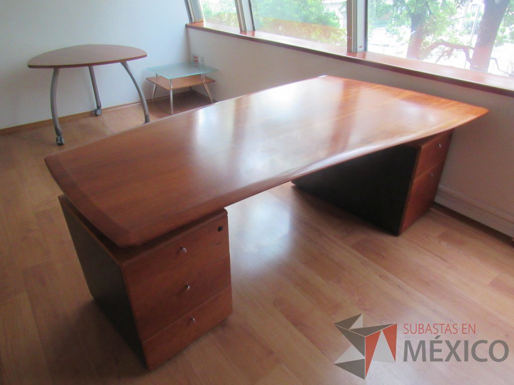 Lote 361a - Escritorio con archivero de pedestal de 3 cajones y archivero de pedestal de 2 cajones y cubierta color madera - Imagen 4