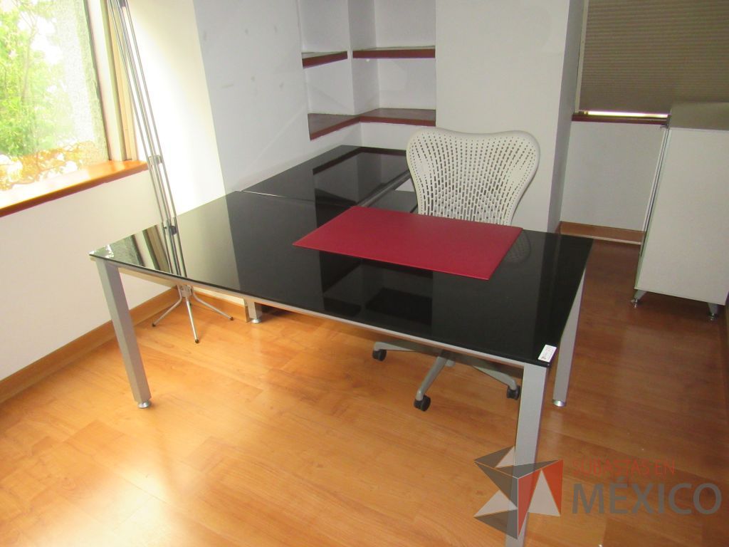 Lote 362 - Escritorio en escuadra con base metálica con cubierta de vidrio color negro y archivero metálico de 2 cajones color gris