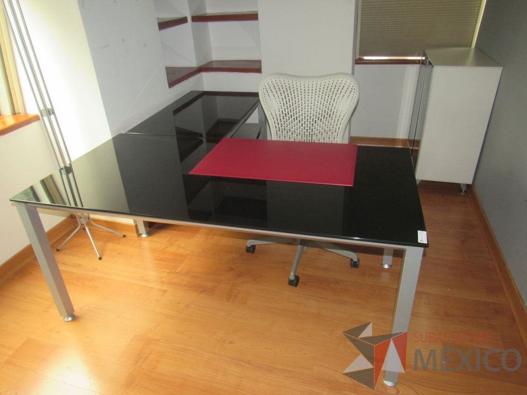 Lote 362 - Escritorio en escuadra con base metálica con cubierta de vidrio color negro y archivero metálico de 2 cajones color gris - Imagen 3