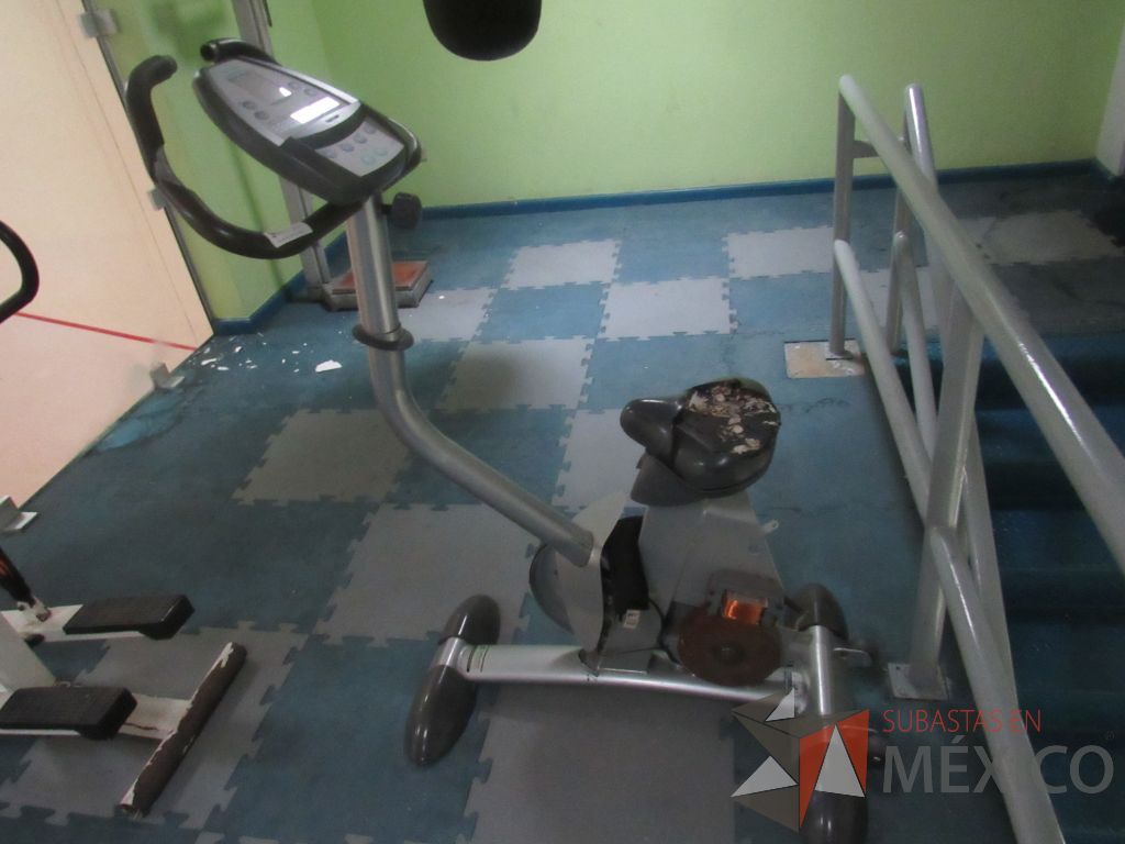 Lote 048 - Bicicleta en mal estado, sin pedales y asiento roto - Imagen 3