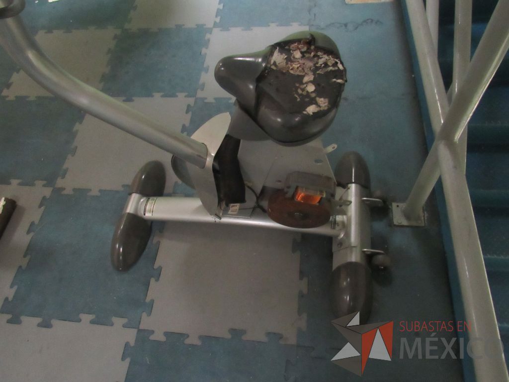Lote 048 - Bicicleta en mal estado, sin pedales y asiento roto - Imagen 4