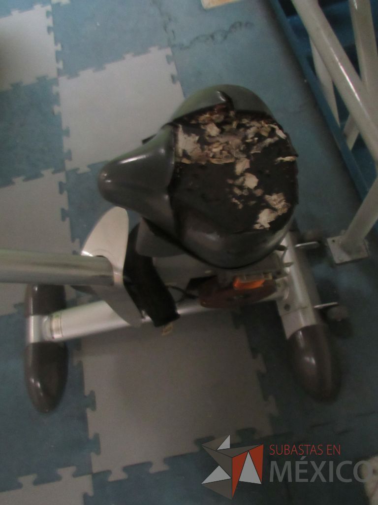 Lote 048 - Bicicleta en mal estado, sin pedales y asiento roto - Imagen 5