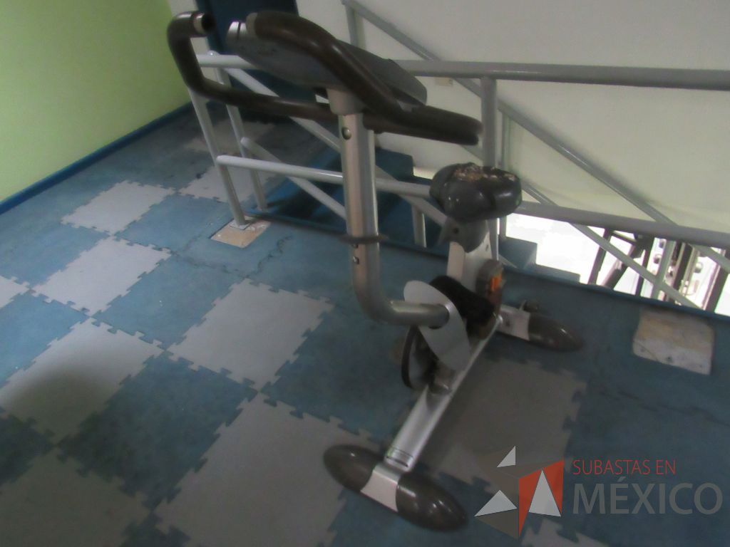 Lote 048 - Bicicleta en mal estado, sin pedales y asiento roto - Imagen 7