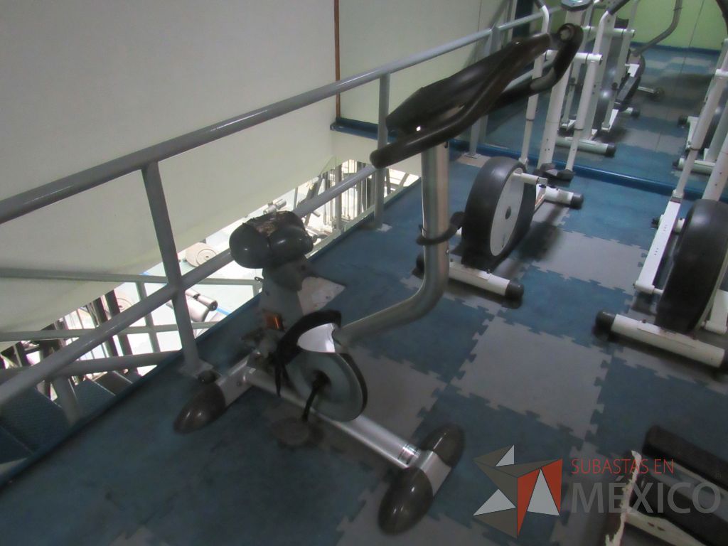 Lote 048 - Bicicleta en mal estado, sin pedales y asiento roto - Imagen 8