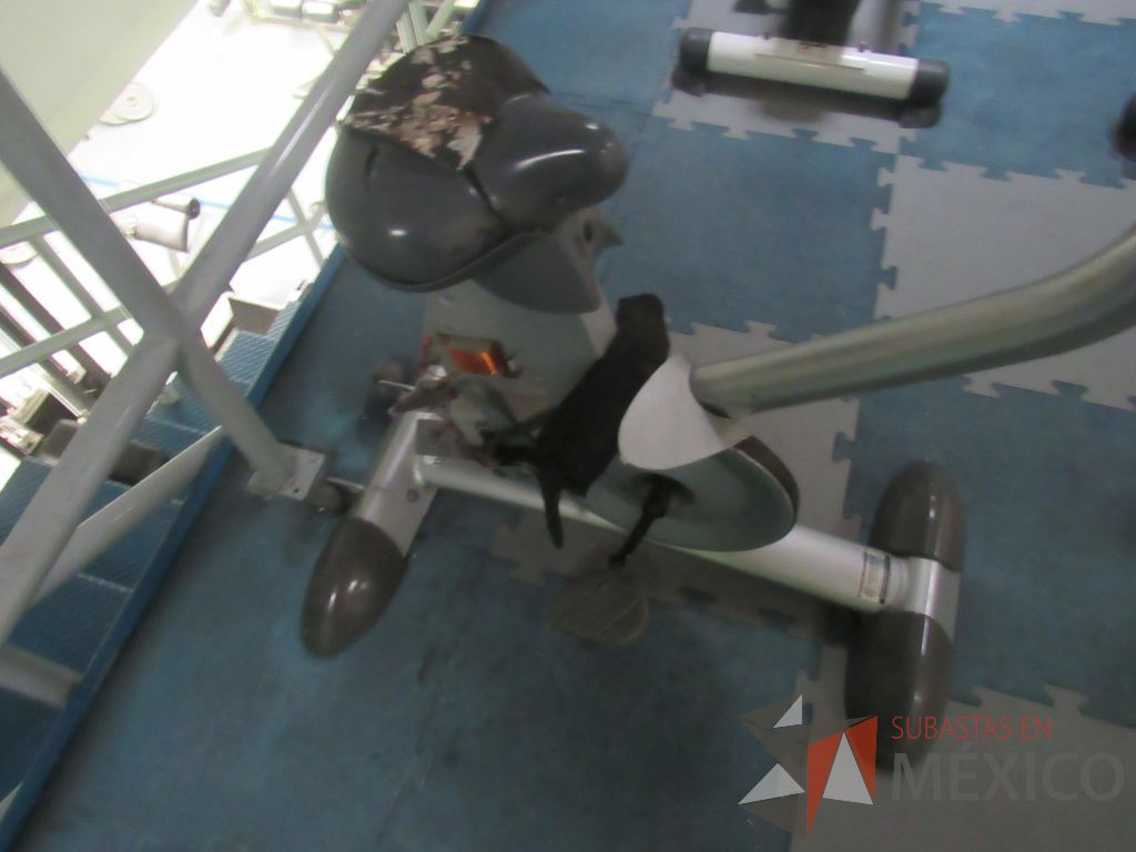 Lote 048 - Bicicleta en mal estado, sin pedales y asiento roto - Imagen 9