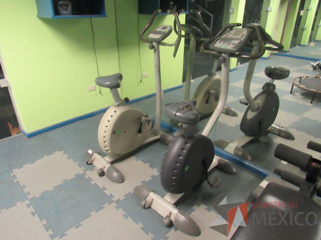 Lote 368 - Bicicleta fija con asiento dañado, ruedas y estructura metálica - Imagen 4