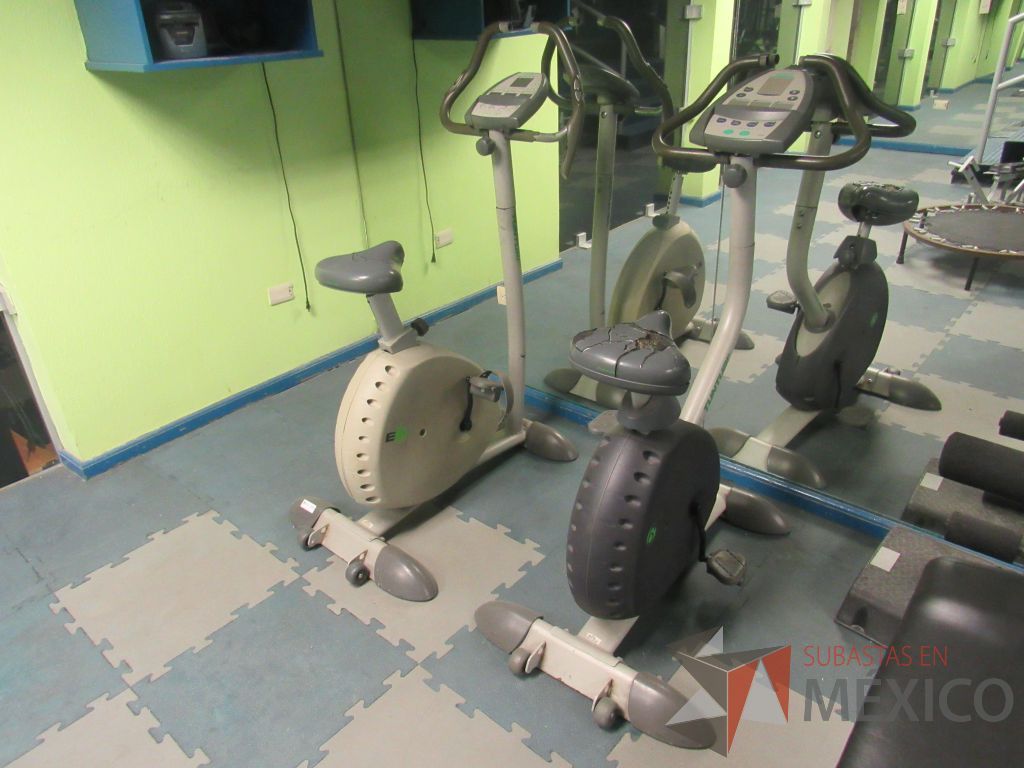Lote 368 - Bicicleta fija con asiento dañado, ruedas y estructura metálica