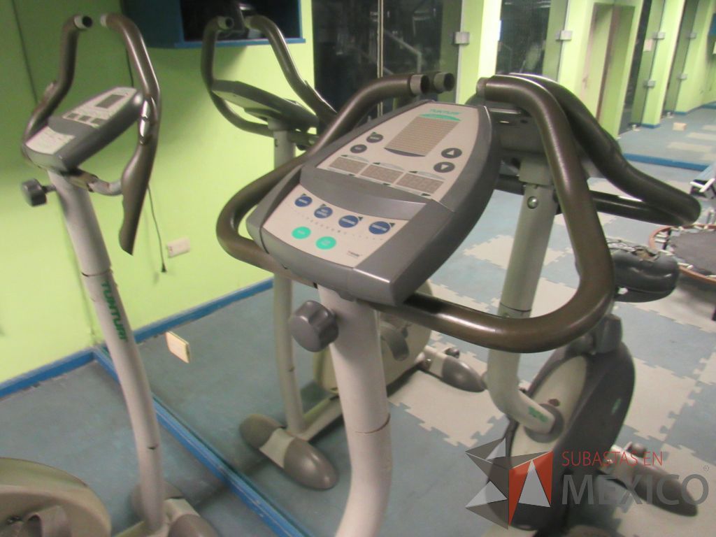 Lote 368 - Bicicleta fija con asiento dañado, ruedas y estructura metálica - Imagen 7