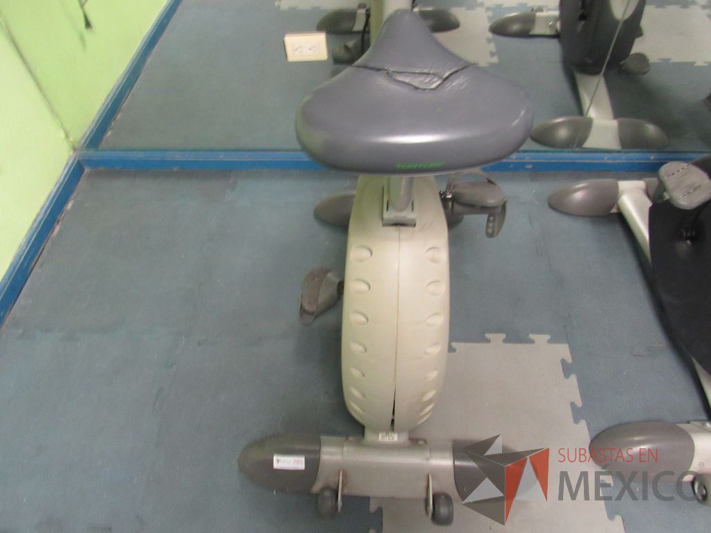 Lote 368 - Bicicleta fija con asiento dañado, ruedas y estructura metálica - Imagen 9