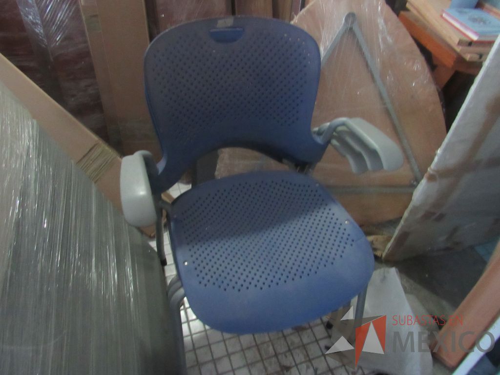 Lote 377f - 8 Sillas de visita con 4 patas metálicas con asiento y respaldo color azul