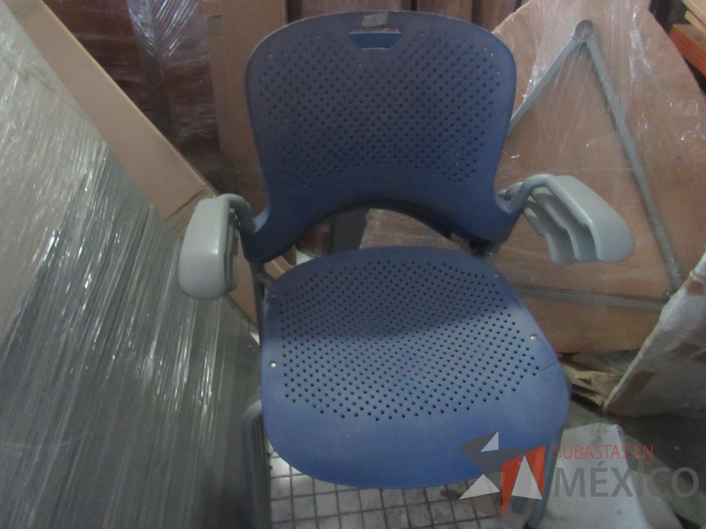Lote 377f - 8 Sillas de visita con 4 patas metálicas con asiento y respaldo color azul - Imagen 3