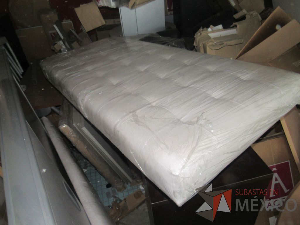 Lote 377g - Banca de espera para 3 personas con base metalica y asiento tipo piel