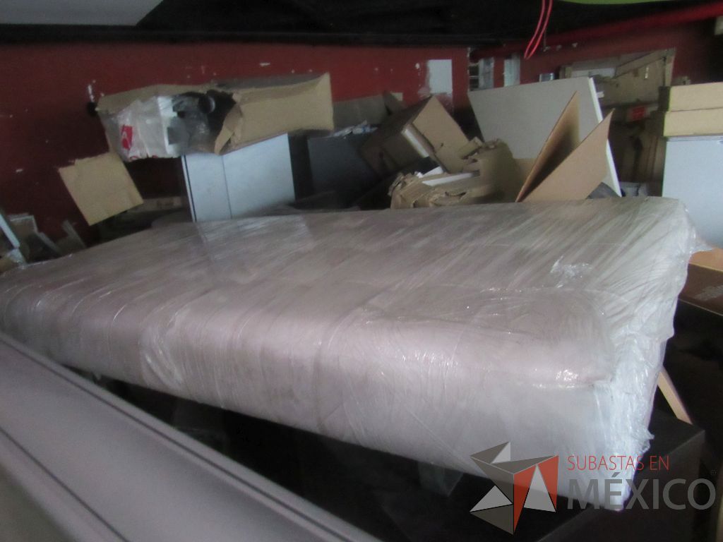 Lote 377g - Banca de espera para 3 personas con base metalica y asiento tipo piel - Imagen 6