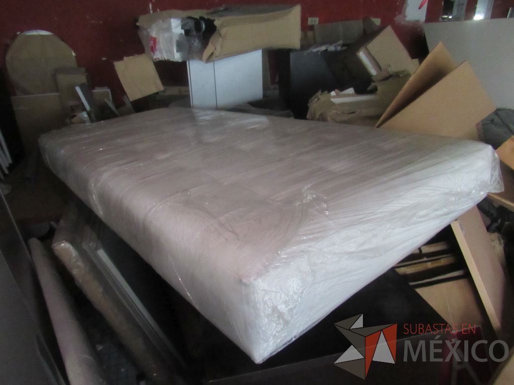 Lote 377g - Banca de espera para 3 personas con base metalica y asiento tipo piel - Imagen 4