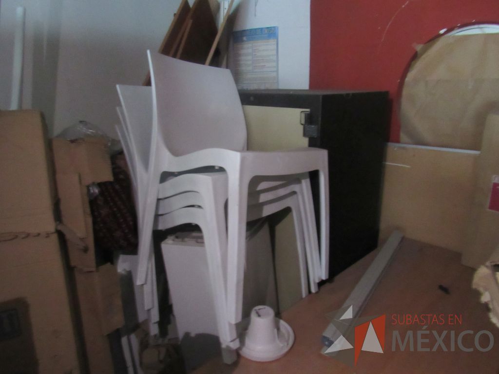 Lote 377n - 3 Sillas de comedor con asiento y respaldo liso color blanco