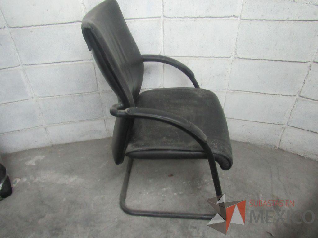 Lote 062 - Silla de visita tipo trineo con asiento y respaldo tipo piel color negro - Imagen 2
