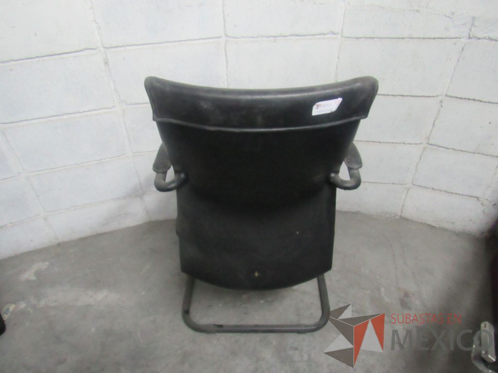 Lote 062 - Silla de visita tipo trineo con asiento y respaldo tipo piel color negro - Imagen 4