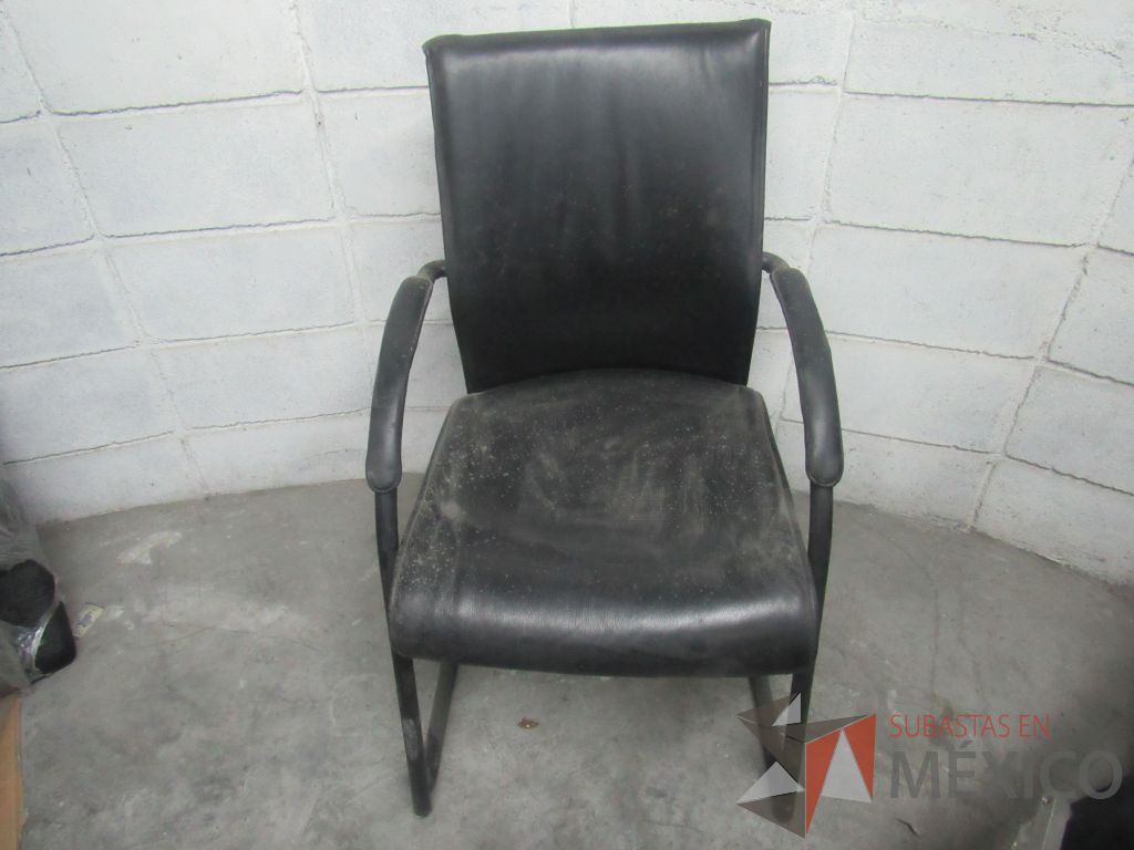 Lote 062 - Silla de visita tipo trineo con asiento y respaldo tipo piel color negro - Imagen 5